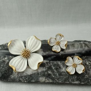 Vintage Crown Trifari White Enamel Apple Blossom Flower Pin Brooch Earring Set
