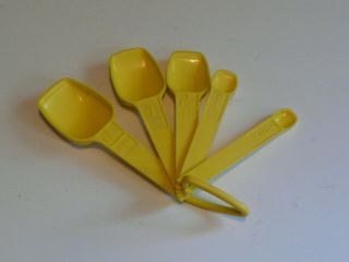 Tupperware Vintage Yellow Nesting Set Of 5 Measuring Spoons With Ring Holder