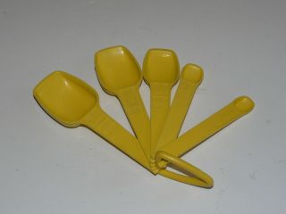 TUPPERWARE Vintage Yellow Nesting Set of 5 Measuring Spoons with Ring Holder 2
