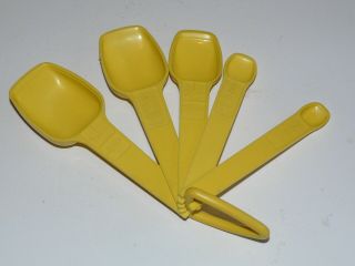 TUPPERWARE Vintage Yellow Nesting Set of 5 Measuring Spoons with Ring Holder 3