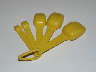 TUPPERWARE Vintage Yellow Nesting Set of 5 Measuring Spoons with Ring Holder 4