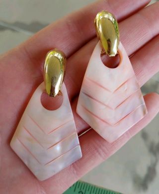 Vtg 80s Carved Pink Hawaiian Mother Of Pearl Shell Gold Tn Dangle Hoop Earrings