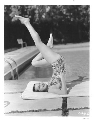 Ramsay Ames Scissoring Her Fabulous Legs.  Vintage 1941 Swimsuit Cheesecake Photo