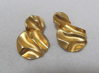 Unusual Vtg Textured 3d Matte Gold Tone Drop Earrings Looks Like Fabric Pierced
