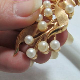 Vintage Signed Crown Trifari Gold Tone Faux Pearl Floral Leaf Pin Brooch 3