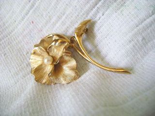 Vintage 2.  5 " Signed Numbered Boucher Gold Tone Pansy Brooch Pin 8376 Faux Pearl