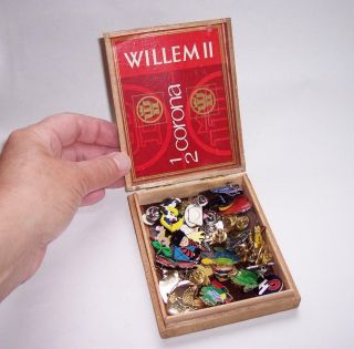 Vintage Assorted Pin Badges In Willem Ii Wooden Cigar Box