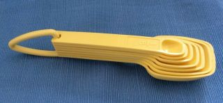 Set Of 7 VTG TUPPERWARE Nesting Measuring Spoons With Snap Ring,  Yellow,  1272 2
