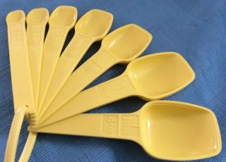 Set Of 7 VTG TUPPERWARE Nesting Measuring Spoons With Snap Ring,  Yellow,  1272 3