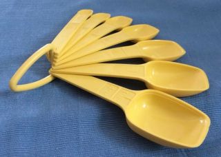 Set Of 7 VTG TUPPERWARE Nesting Measuring Spoons With Snap Ring,  Yellow,  1272 4