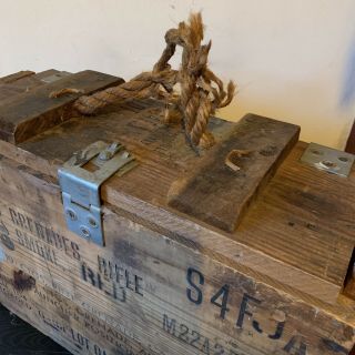 Vintage 1970 ' s M22A2 Wooden Hand Grenade Crate Case Box.  Metal Latch. 3