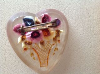 VINTAGE JEWELLERY 40 ' S REVERSE CARVED LUCITE HEART FLOWERS BROOCH 2