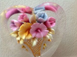 VINTAGE JEWELLERY 40 ' S REVERSE CARVED LUCITE HEART FLOWERS BROOCH 3