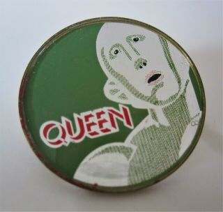 Queen : Vintage News Of The World Album 1977 Promo Pin Badge