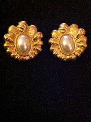 Vintage Estate Statement Gold Tone Ribbed Pearl Clip Earrings