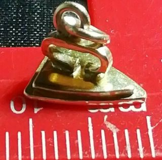Exquisite 0.  94gs Vintage 9ct Gold " Clothes Iron " Charm Stamped 9ct On The Base.