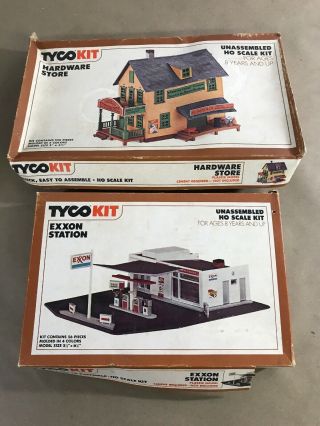 Tyco Ho Exxon Gas Station Ho Built Building Kit & Hardware Store Vtg C9