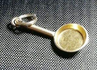 Exquisite 0.  7gram Vintage 9ct Gold " Frying Pan " Charm,  Stamped 9ct On The Base.