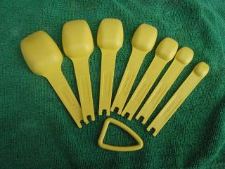 TUPPERWARE Vintage Yellow Nesting Set 7 Measuring Spoons & Ring Holder 2