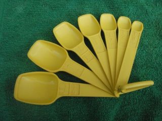 TUPPERWARE Vintage Yellow Nesting Set 7 Measuring Spoons & Ring Holder 3