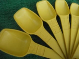 TUPPERWARE Vintage Yellow Nesting Set 7 Measuring Spoons & Ring Holder 4