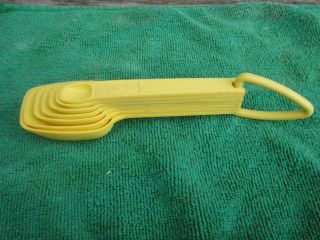 TUPPERWARE Vintage Yellow Nesting Set 7 Measuring Spoons & Ring Holder 5
