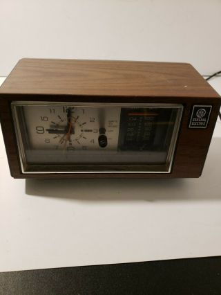 Vintage General Electric Ge Clock Radio Alarm 7 - 4550d Walnut Grain Finish