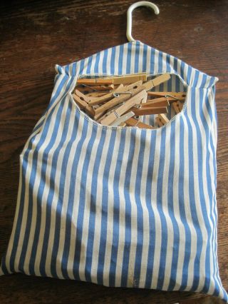 Vtg Cloth Striped Clothes Pin Holder Hanging Bag W/wooden Clothes Pins