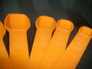 TUPPERWARE Vintage Orange Nesting Set of 7 Measuring Spoons w/ Ring Holder 2