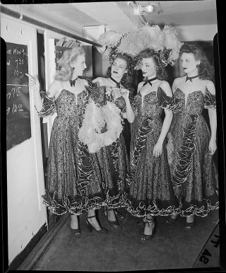 O1 - Vintage Big 4x5 Photo Negative - 4 Pretty Women - Showgirls? York City 1945