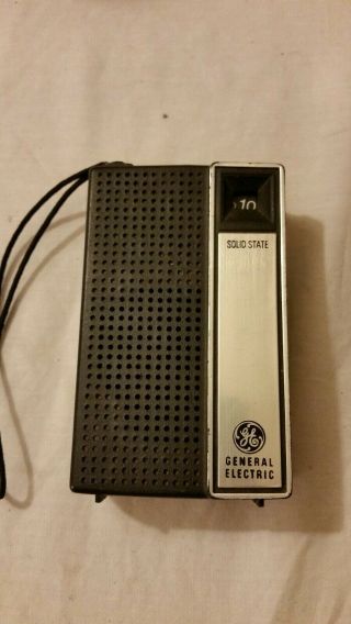 Vintage General Electric Solid State Am Portable Mini Radio