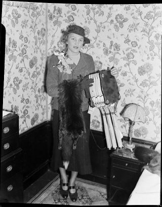 O1 - Vintage Big 4x5 Photo Negative - Woman Holding Something - York City 1945