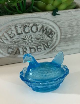 Vintage Boyd’s Miniature Blue Glass Hen On Nest Bowl 2.  5” Figurine Open Salt