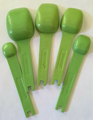 Vintage Set of 5 Tupperware Measuring Spoons Apple Green Nesting Bright 2