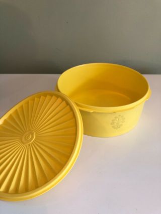 Vintage Tupperware 1204 Servalier 8 Cup Stacking Canister With 1205 Lid Yellow