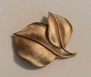 Vintage Disigner Crown Trifari Leaf Design Brooch Pin Gold Tone Textured Leaves