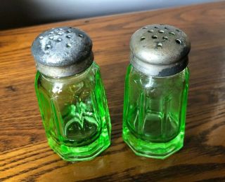 VINTAGE Hazel Atlas Green Depression Glass Salt/Pepper Shakers 2