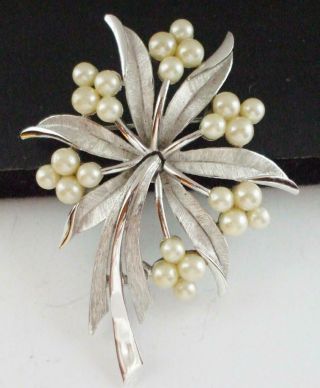 Lovely Vintage Crown Trifari Brushed Silver Tone Flower Pin Brooch W/faux Pearls