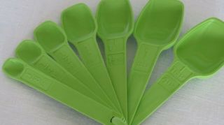 Complete Set of 7 - Vintage Tupperware Measuring Spoons Apple Green 3