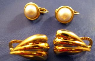 Vintage Sarah Coventry Goldtone And Faux Pearl Clip On Earrings