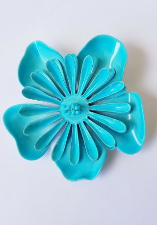 Vintage Brooch Pin Stunning Blue Enamel Flower White Color Back Gld Tone