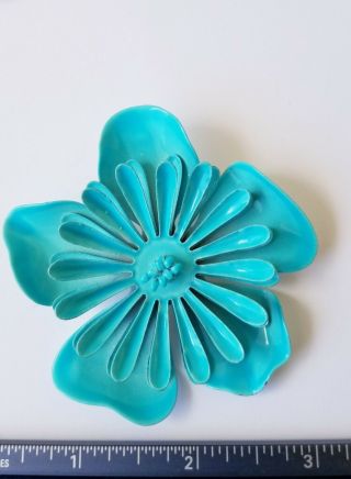 Vintage brooch pin stunning blue enamel Flower white color back Gld tone 3