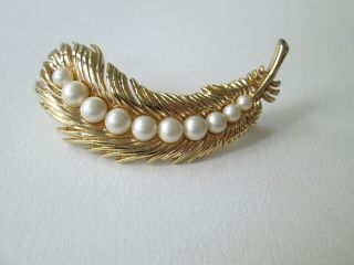 Vtg Crown Trifari Gold Tone Pin Brooch Faux Pearls Leaf Feather Design Signed