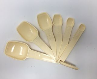 Vintage Tupperware Almond / Beige 6 Measuring Spoons Plus D - Ring Euc