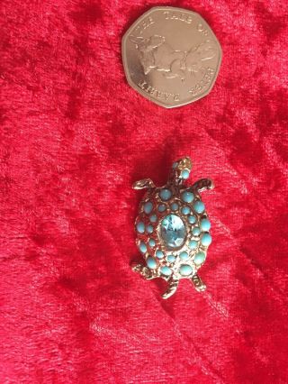 A Lovely Vintage Turtle/tortoise Silver Tone Metal Brooch With Turquoise Inset