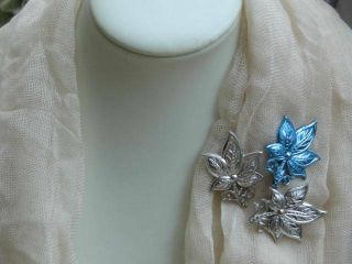 VINTAGE 60/70 ' S EX OLD STOCK SET OF THREE SILVER AND BLUE METALIC LEAF BROOCHES 2