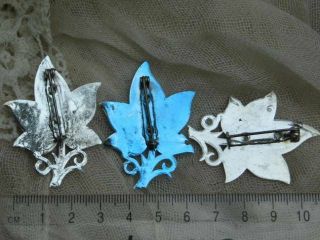 VINTAGE 60/70 ' S EX OLD STOCK SET OF THREE SILVER AND BLUE METALIC LEAF BROOCHES 3