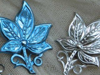 VINTAGE 60/70 ' S EX OLD STOCK SET OF THREE SILVER AND BLUE METALIC LEAF BROOCHES 4