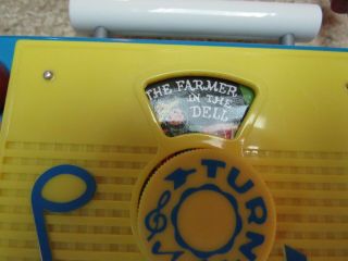 Fisher Price 2009 TV Radio Farmer in the Dell Wind Up Toy Radio Vintage Style 2