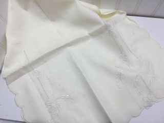 Vintage Embroidered Table Runner Dresser Scarf Scallop Edge Ivory 23877